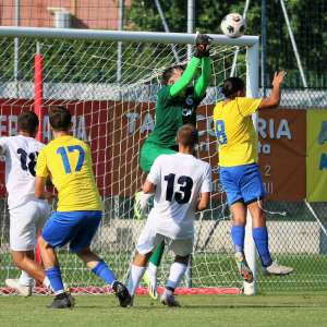 il portiere salva in usciuta su cavallotti