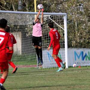 il portiere cristian fossati in uscita con i pugni